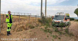 Albero blocca il passaggio dell'ambulanza 