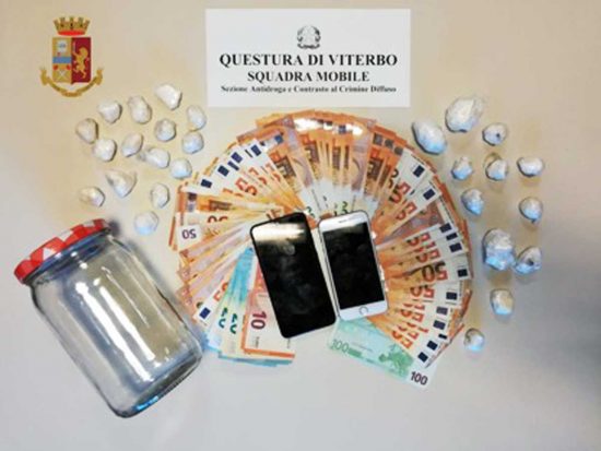 Viterbo - Il materiale sequestrato dalla squadra mobile