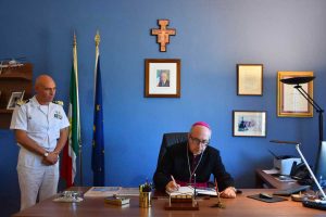 Il vescovo Gianrico Ruzza in visita alla capitaneria di porto di Civitavecchia
