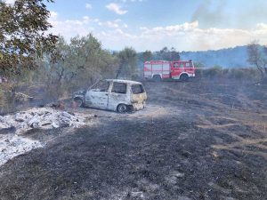 Grotte di Castro - Il luogo dell'incendio con la macchina bruciata
