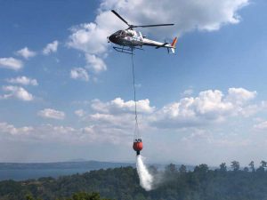 Grotte di Castro - L'elicottero per l'emergenza incendi in azione