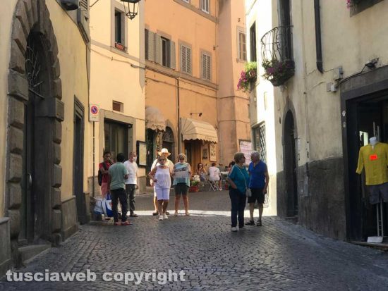 Viterbo - Ferragosto - Turisti in città