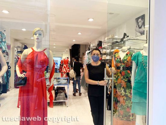 Viterbo - Sabina Aveta all'ingresso di Mujer donna