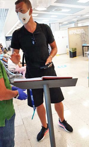 Roma - Edin Dzeko ai test in aeroporto