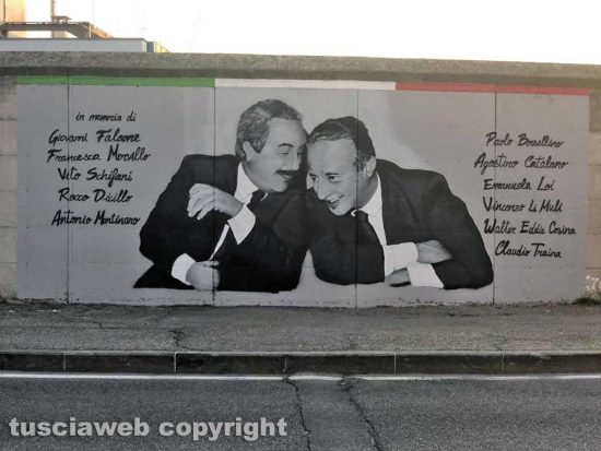 Il murales dedicato a Falcone e Borsellino sul recinto della caserma dei carabinieri