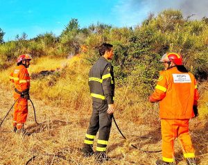 Tarquinia - Intervento dei vigili del fuoco per spegnere un incendio
