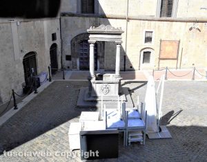 Tarquinia - Sedie, tavoli e altro materiale in piazza Soderini