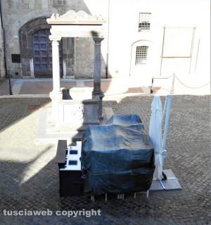 Tarquinia - Sedie, tavoli e altro materiale in piazza Soderini