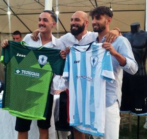 Sport - Calcio - La presentazione del Vasanello - Il presidente Mariani coi giocatori Tretta e Arcamone