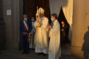 Viterbo - La messa del vescovo Fumagalli per i figuranti del corteo storico alla basilica di Santa Rosa