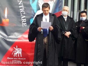 Un manifesto in tribunale per l’avvocatessa turca Ebru Timtikt