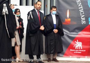 Un manifesto in tribunale per l’avvocatessa turca Ebru TimtiktUn manifesto in tribunale per l’avvocatessa turca Ebru Timtikt