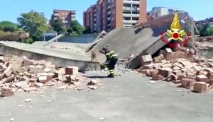 Il solaio della rimessa dei pullman crollato