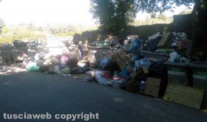 Viterbo - I rifiuti in strada Filante
