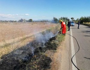 Tarquinia - Incendio di sterpaglie sulla strada provinciale Litoranea