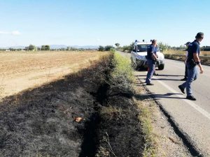 Tarquinia - Incendio di sterpaglie sulla strada provinciale Litoranea