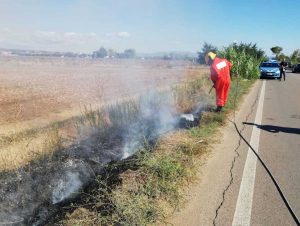 Tarquinia - Incendio di sterpaglie sulla strada provinciale Litoranea