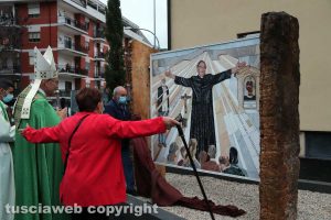 Viterbo - Il vescovo Lino Fumagalli e la sorella di Don Armando all'inaugurazione del mosaico dedicato al primo parroco di Villanova