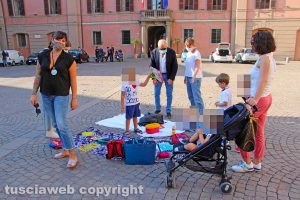 Viterbo - Il sit in delle mamme in piazza del comune
