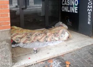 Viterbo - Via Marconi - Il giaciglio di un senza fissa dimora