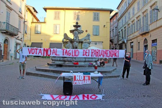 Viterbo - La manifestazione contro il taglio dei parlamentari