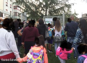 Viterbo - Primo giorno di scuola - L'ingresso della scuola Alceste Grandori