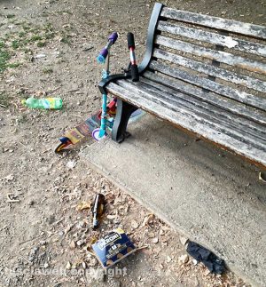 Viterbo - Cartoni di pizza, involucri e bottiglie vuote nel parchetto di via Carlo Cattaneo