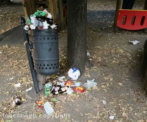 Viterbo - Cartoni di pizza, involucri e bottiglie vuote nel parchetto di via Carlo Cattaneo