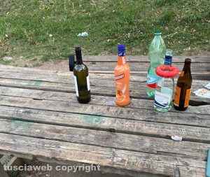 Viterbo - Cartoni di pizza, involucri e bottiglie vuote nel parchetto di via Carlo Cattaneo