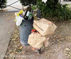 Viterbo - Cartoni di pizza, involucri e bottiglie vuote nel parchetto di via Carlo Cattaneo
