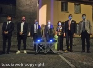 Santa Rosa - Il sindaco Giovanni Arena accende i fasci di luce a piazza San Sisto e davanti alla basilica