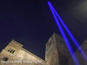 Santa Rosa - Il sindaco Giovanni Arena accende i fasci di luce a piazza San Sisto e davanti alla basilica