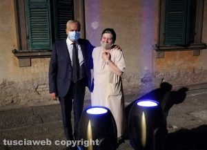 Santa Rosa - Il sindaco Giovanni Arena accende i fasci di luce a piazza San Sisto e davanti alla basilica con suor Francesca