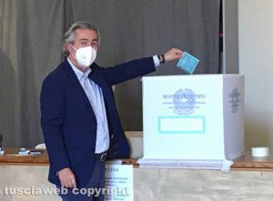 Referendum 2020 - Francesco Battistoni mentre vota