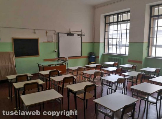 Coronavirus - I banchi distanziati in una scuola