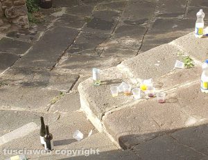 Viterbo - Bicchieri e bottiglie lasciati per terra a San Pellegrino