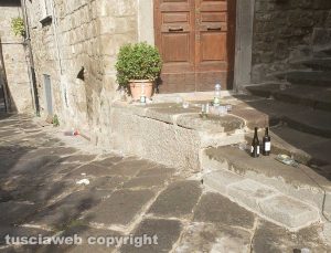 Viterbo - Bicchieri e bottiglie lasciati per terra a San Pellegrino