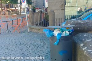 Viterbo - Secchi dell'immondizia pieni