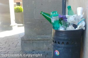 Viterbo - Secchi dell'immondizia pieni