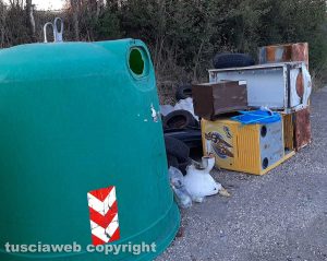 Viterbo - Isola ecologica a strada Ponte del diavolo