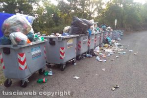 Viterbo - Rifiuti in strada Monte Pizzo