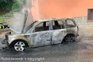 Montefiascone - Auto in fiamme sull'Ombrone