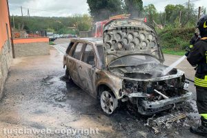 Montefiascone - Auto in fiamme sull'Ombrone