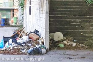 Viterbo - Cumuli di rifiuti nel parcheggio del Pilastro