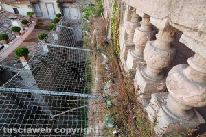 Viterbo - Incuria nei giardini di palazzo dei Priori