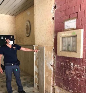 Napoli - Costruiscono un appartamento nell'androne del palazzo