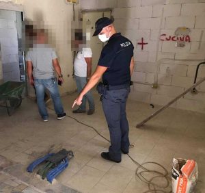 Napoli - Costruiscono un appartamento nell'androne del palazzo