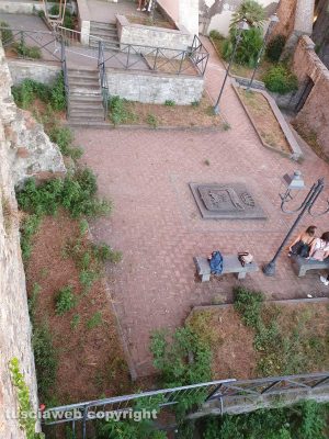 Viterbo - Incuria nei giardini di palazzo dei Priori