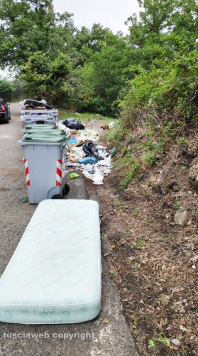 Viterbo - L'isola ecologica in strada Monte Pizzo piena di materiale abbandonato