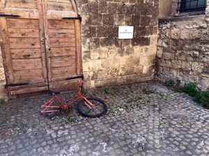 La carcassa di bicicletta ritrovata dai volontari di Fare verde